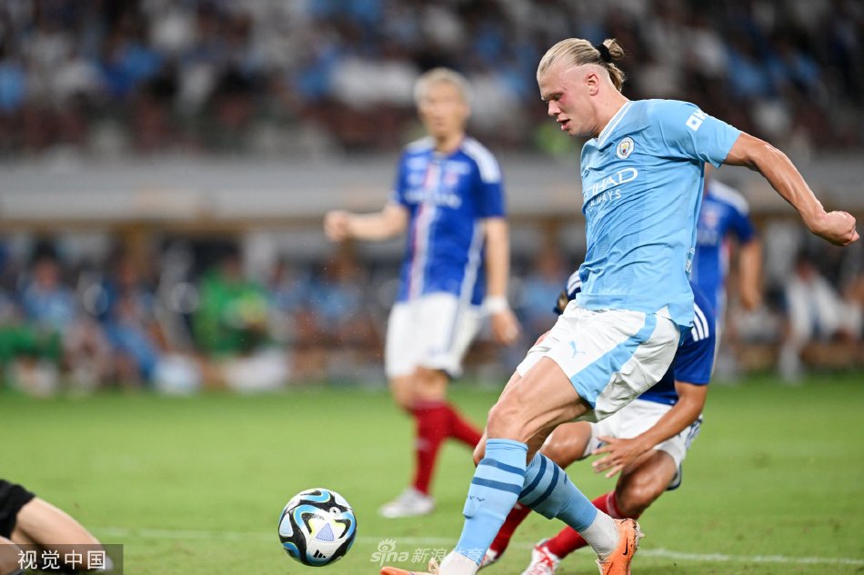 横滨水手球员松原健带球突破曼城防线，双方在绿茵场上高速追逐