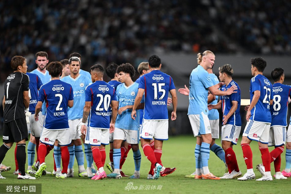 比赛结束后双方球员相互致意并交换球衣，体现友谊赛的交流与尊重