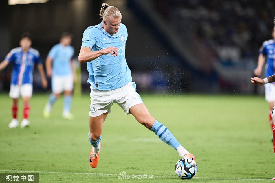 曼城球员在中场围成一圈聆听主帅瓜迪奥拉临阵布置，神情专注