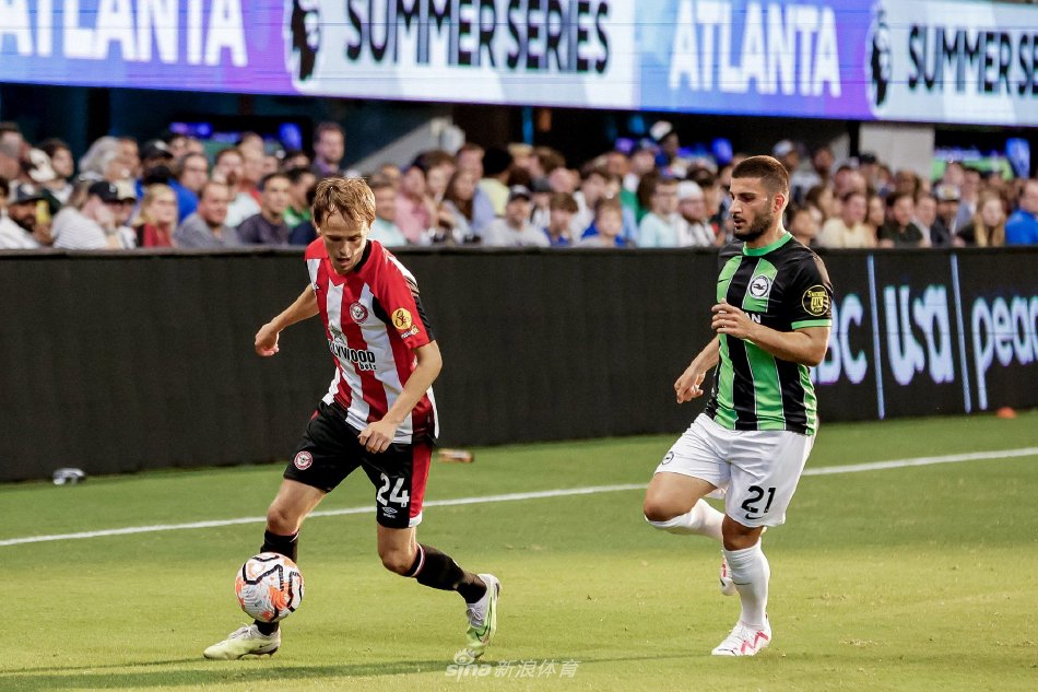 布伦特福德门将飞身扑救，身体完全舒展指尖触及皮球，门前混战一触即发