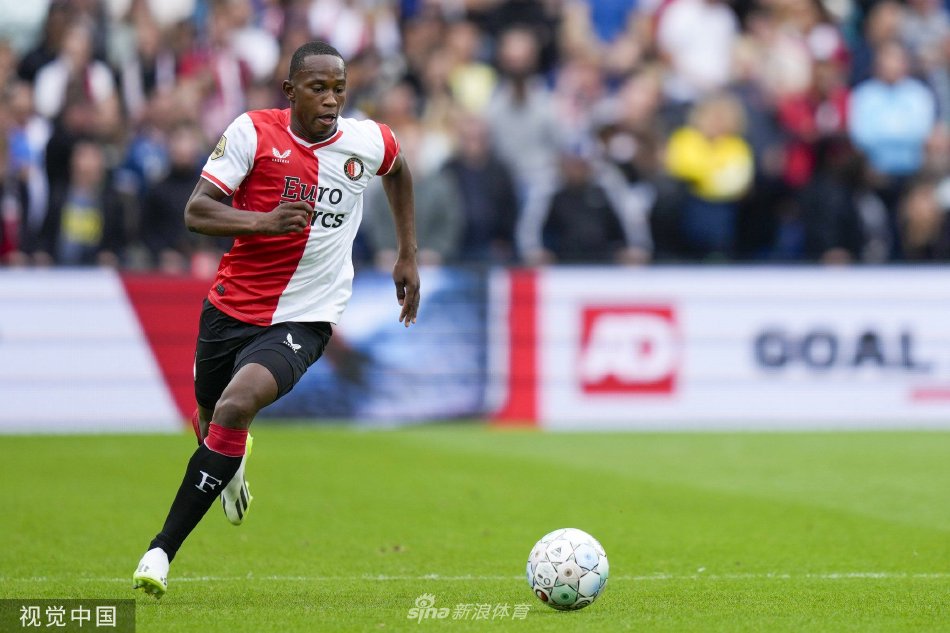 比赛结束后，双方球员相互致意交换球衣，汗水与笑容交织，体现了竞技体育中珍贵的友谊与尊重，背景是渐渐散去的璀璨灯光。