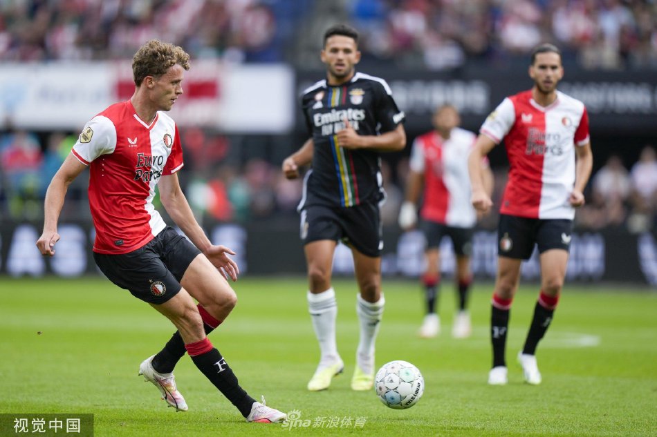 本菲卡球员主罚任意球瞬间，人墙严阵以待，皮球越过人墙头顶划出一道优美的弧线，直逼球门左上角，气氛紧张到凝固。