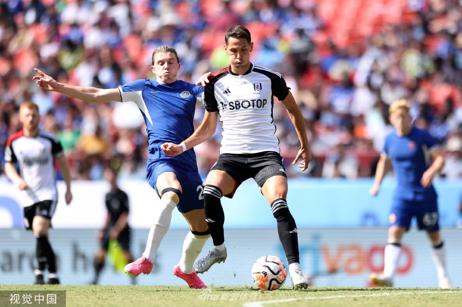 进球瞬间，切尔西球员在场上激情奔跑庆祝，身穿深色球衣的富勒姆后卫则背影落寞，绿茵场上的喜悦与失落在这一刻形成鲜明对比。