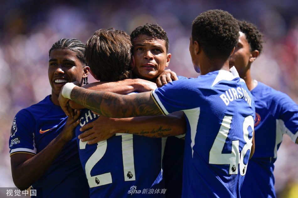 切尔西全队赛后簇拥在一起拍摄冠军合影，每一张脸上都洋溢着胜利的喜悦与对未来的憧憬，蓝色的旗帜在人群中格外醒目。