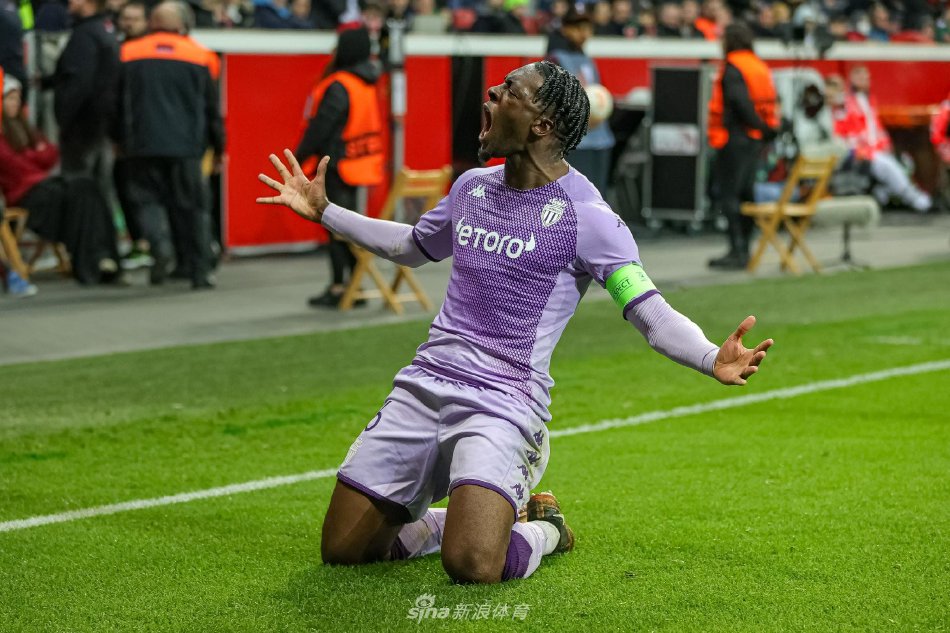 迪萨西在体检中心进行细致检查，专注的神情透露出对加盟切尔西这一重要机会的认真与重视