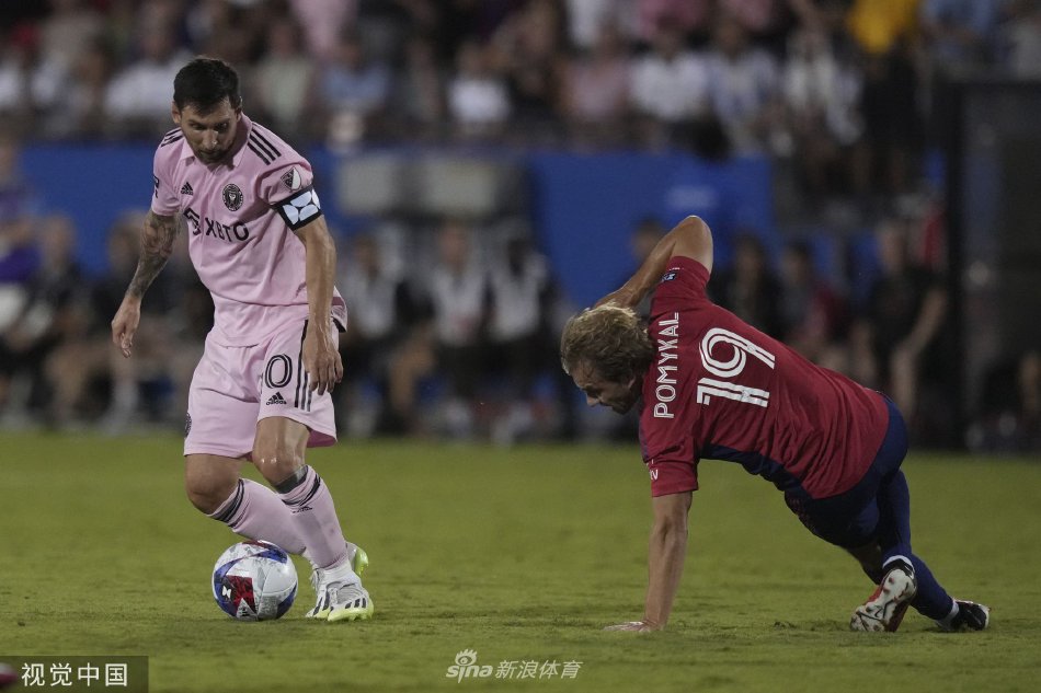 点球决胜时刻，迈阿密门将英勇扑救后振臂高呼，身后是陷入狂喜的队友与一片沸腾的绿色海洋。