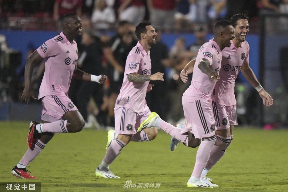 梅西进球后张开双臂奔向场边庆祝，脸上洋溢着纯粹的笑容，身后是蜂拥而至准备与他一同分享喜悦的队友。