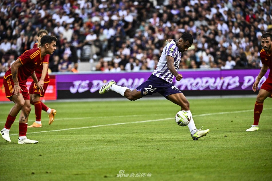 图卢兹球员贝格拉维打入绝杀进球后狂喜，张开双臂奔向角旗区与队友激动相拥。