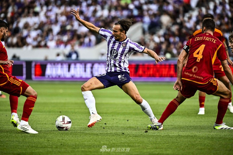 罗马球星迪巴拉主罚任意球瞬间，皮球绕过人墙划出优美弧线直窜球门死角。