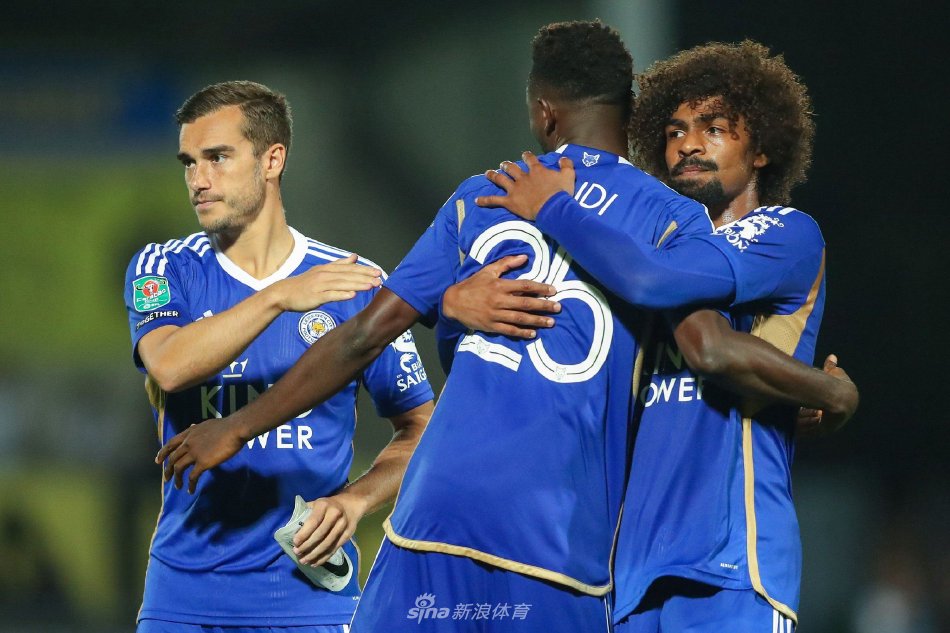 终场哨响，莱斯特城全队紧紧相拥庆祝胜利，主帅与替补席球员冲入场内，与场上拼搏的将士们汇成一片欢腾的蓝色海洋