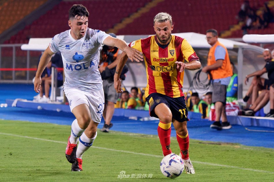 科莫队门将飞身侧扑，单掌将莱切的威胁射门拒之门外，表情专注决绝