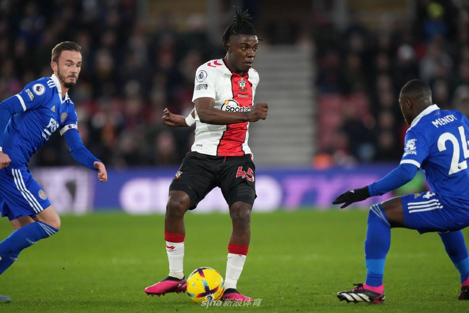 拉维亚在切尔西训练基地进行有球训练，神情专注，展现了其精湛的脚下技术