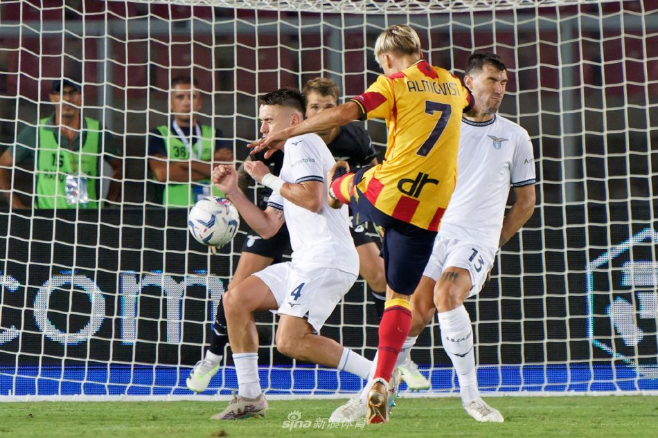 终场哨响，莱切全队紧紧相拥庆祝胜利，背景中失落的拉齐奥球员黯然离场，形成鲜明对比。