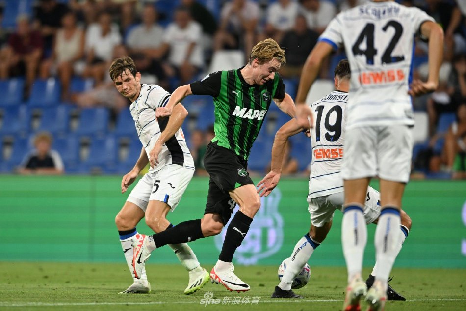 纳迪尔·佐尔泰亚轰入一脚惊天世界波后，张开双臂奔向角旗区疯狂庆祝，亚特兰大队友从后方飞奔而来欲与他一同分享喜悦。