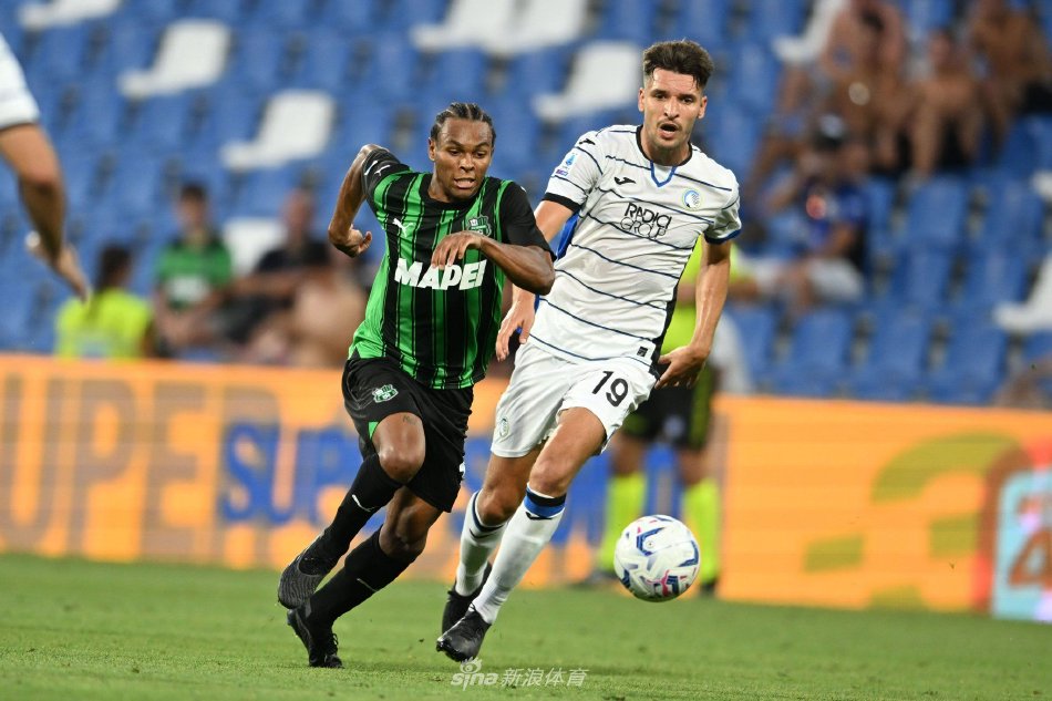 萨索洛球员在炎热天气下奋力拼抢，与亚特兰大球员在中场展开激烈身体对抗，球衣已被汗水浸透。