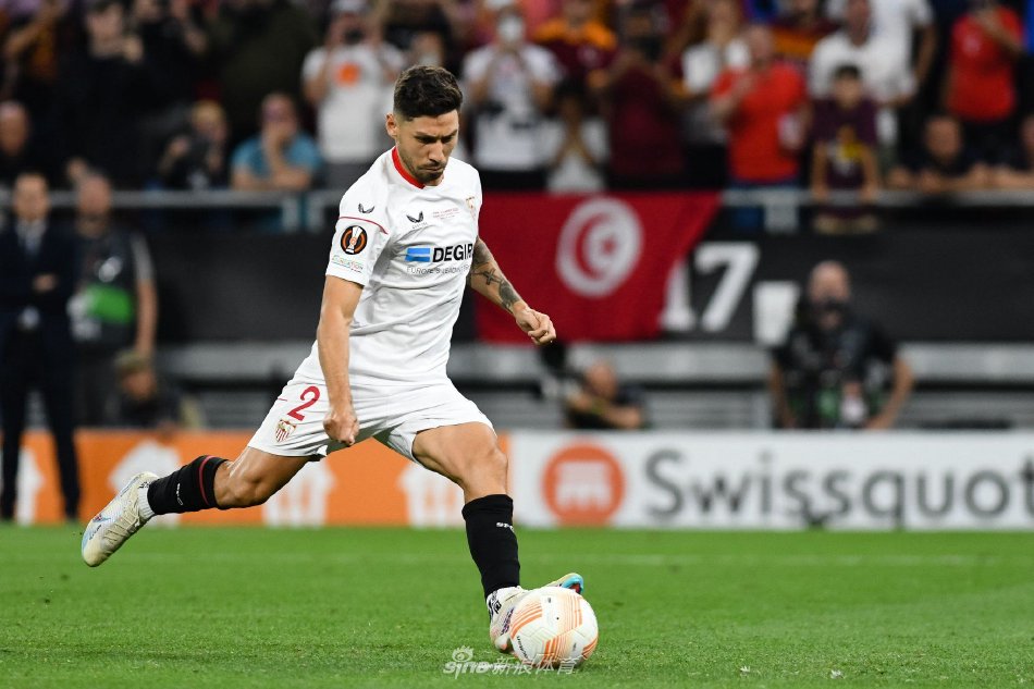 蒙铁尔与队友在训练中积极交流跑位，迅速融入诺丁汉森林的团队氛围。