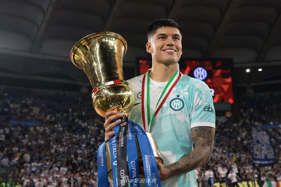 科雷亚手持印有自己名字的马赛队服，深邃目光望向镜头，背后是俱乐部队徽，宣告新征程正式启航