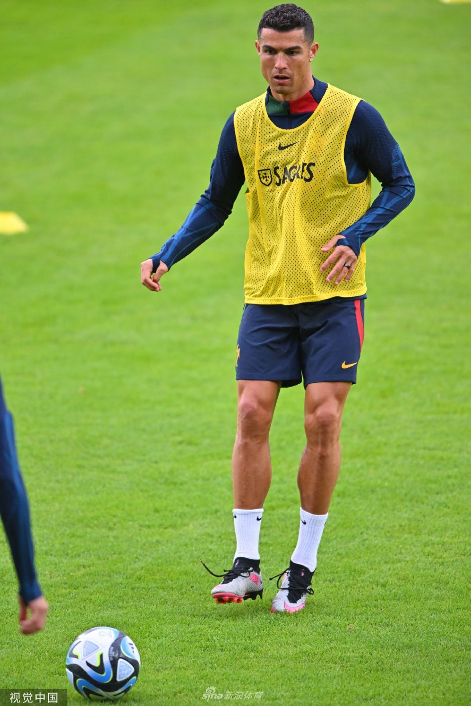 年轻前锋拉莫斯与队友进行高速攻防转换演练，展现了新一代葡萄牙球员的活力与潜力