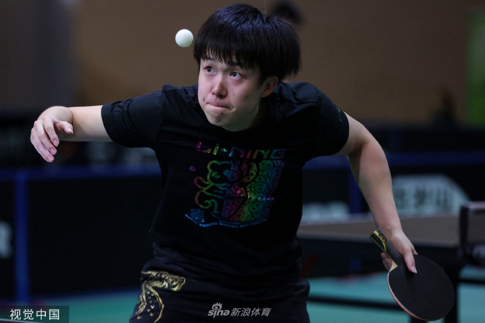 陈梦正进行反手位的相持训练,扎实的基本功和沉稳的表情显示出奥运冠军在赛前的从容与自信。