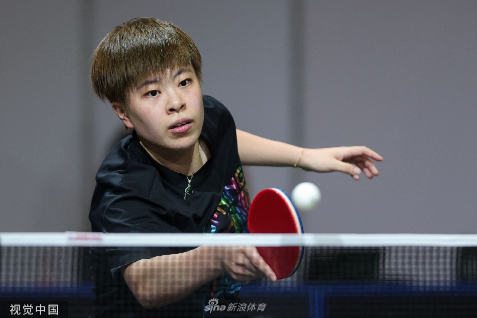 王楚钦在训练中全神贯注,白色小球在空中划出弧线,年轻主力正通过高强度训练打磨自己的犀利进攻。