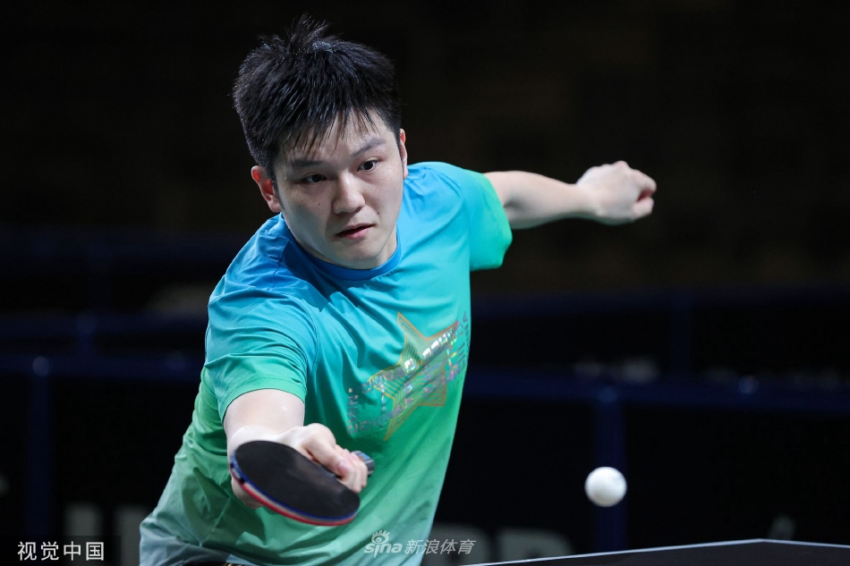 樊振东目光坚毅,在德班的训练馆中挥拍苦练,每一个回球都带着卫冕冠军的专注与力量。