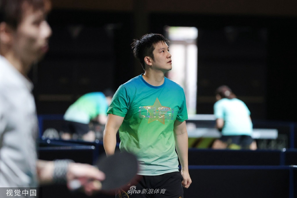 国乒小将林诗栋在训练中展现初生牛犊不怕虎的气势,第一次世乒赛之旅让他格外珍惜每一次赛前热身的机会。
