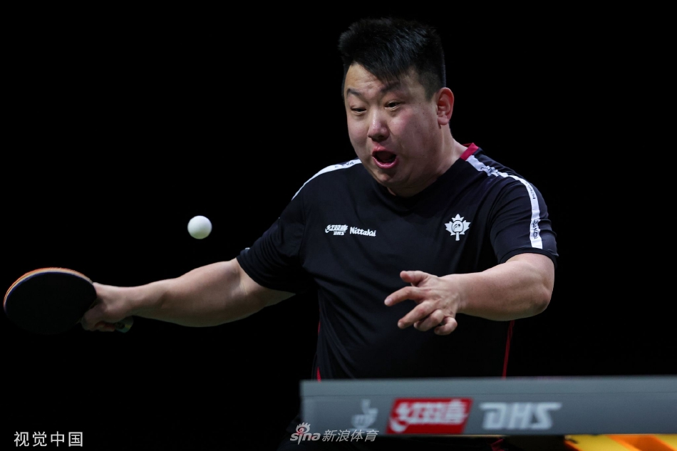 赛场边的王皓教练神情专注，双手轻轻为弟子的精彩表现鼓掌，他的眼神中满是信任与骄傲，是场边最坚实的后盾。