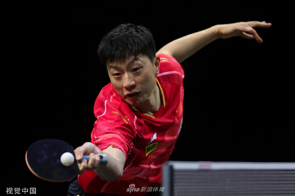 马龙眼神坚毅如炬，在德班赛场高高跃起，手中球拍如剑般挥向对手，定格了龙队霸气侧漏的制胜一击瞬间。