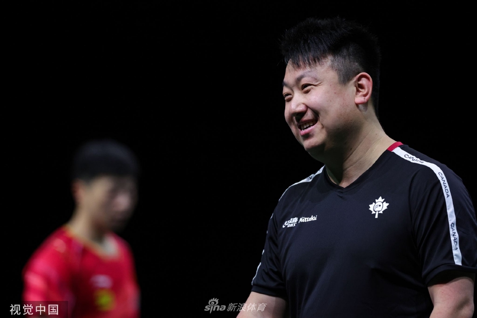 王臻专注地抛起乒乓球准备发球，他的体型在这瞬间显得格外稳健，每一个细节都透露出老将对胜利的渴望。