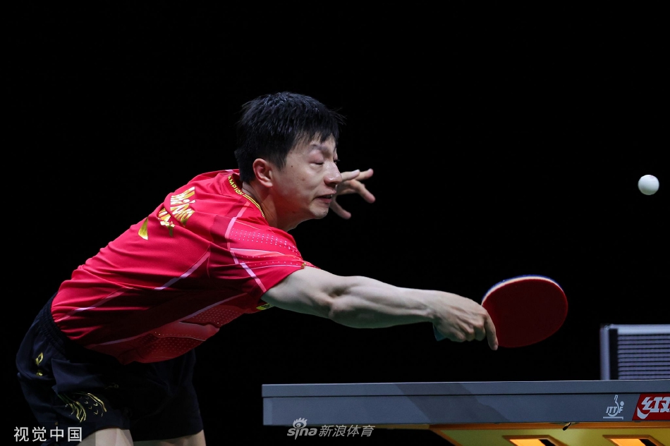 比赛落幕的瞬间，马龙与王臻的手紧紧握在一起，两人的脸上带着对彼此的敬意，展现了竞技体育超越胜负的温情。