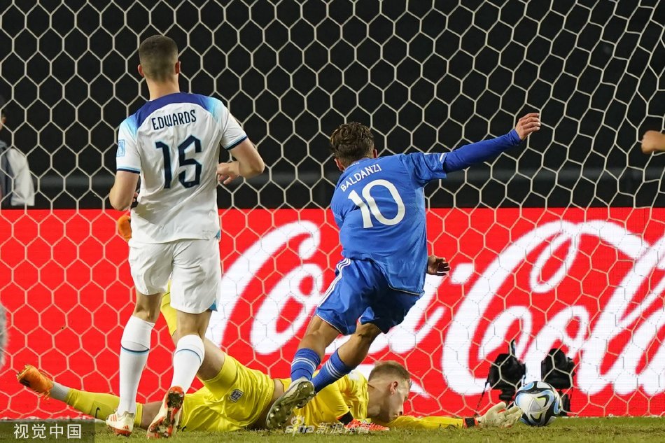 点球命中后，卡萨代伊狂奔庆祝，意大利替补席瞬间沸腾，球员们冲入场内。