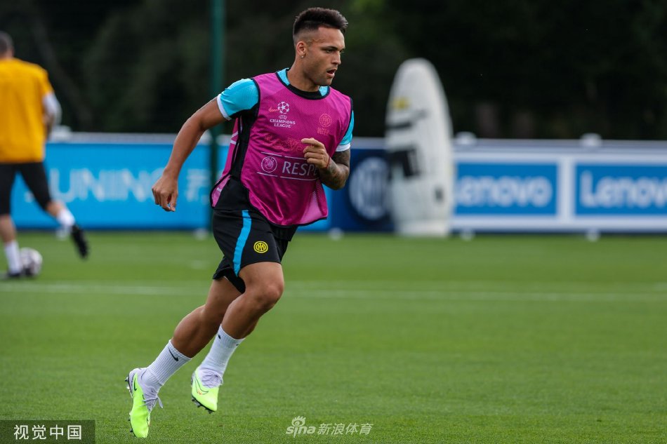 门将汉达诺维奇飞身侧扑单掌托出来球，身体舒展如鹰，门柱与球网构成的背景凸显出守护最后一道防线的决心与精湛技艺。