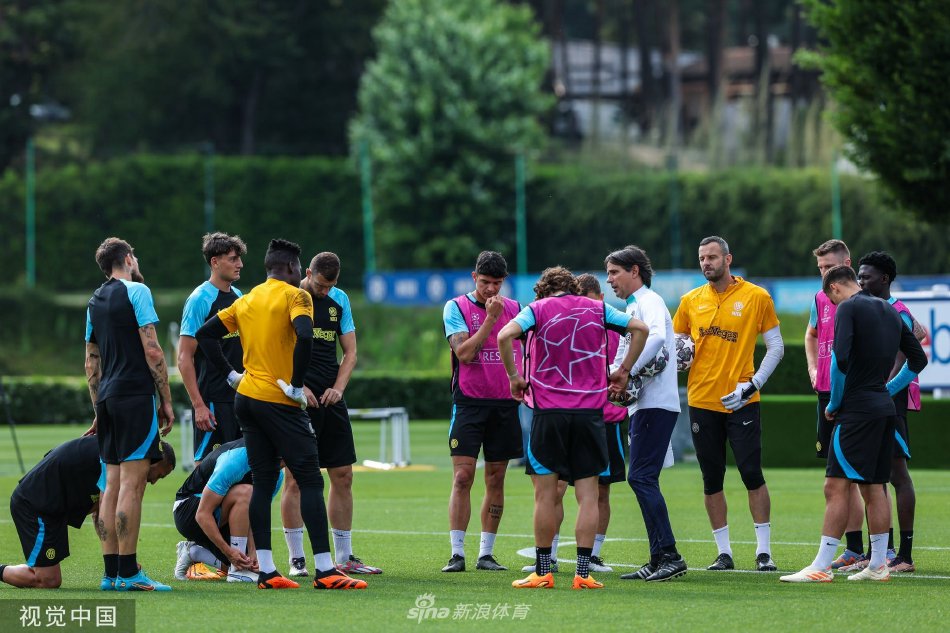 什克里尼亚尔与巴斯托尼并肩进行防守跑位训练，两人步伐一致目光坚定，展现了钢铁防线成员间的心领神会与同步协作。