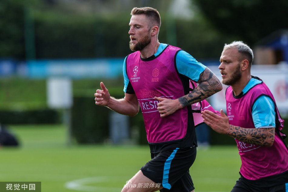 全队围成一圈进行训前动员，手臂相搭肩并肩，仿佛一个不可分割的整体，展现出让所有内拉祖里为之动容的团队凝聚力与战斗意志。