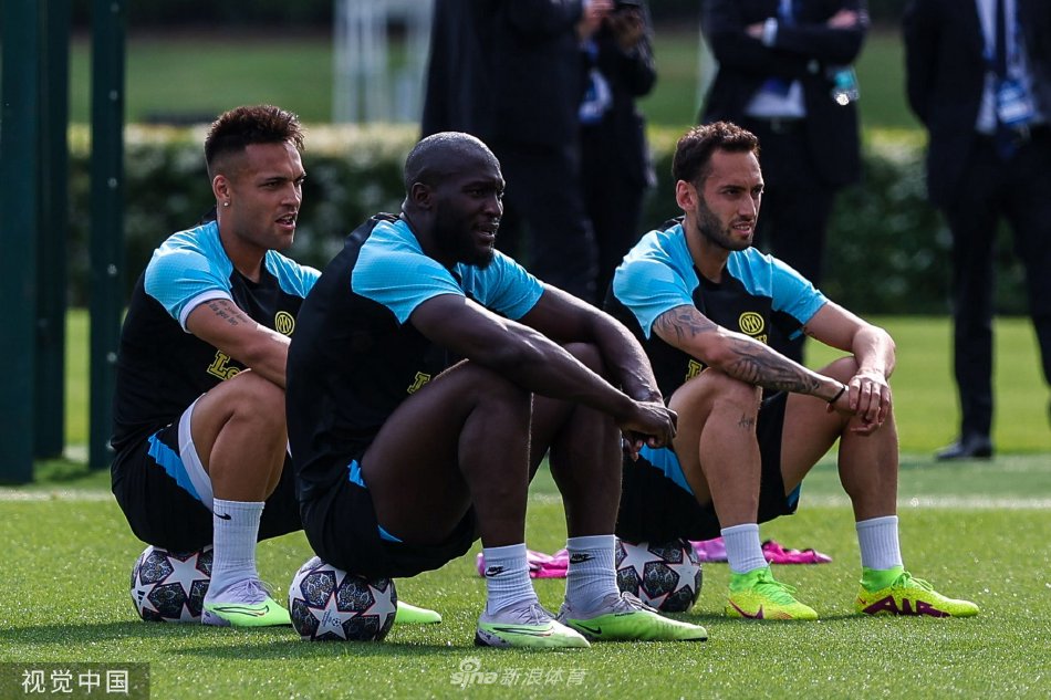 巴雷拉带球疾驰突破防守队员，飞扬的草屑与紧绷的肌肉线条彰显出训练中的高强度对抗与全力以赴的竞技状态。