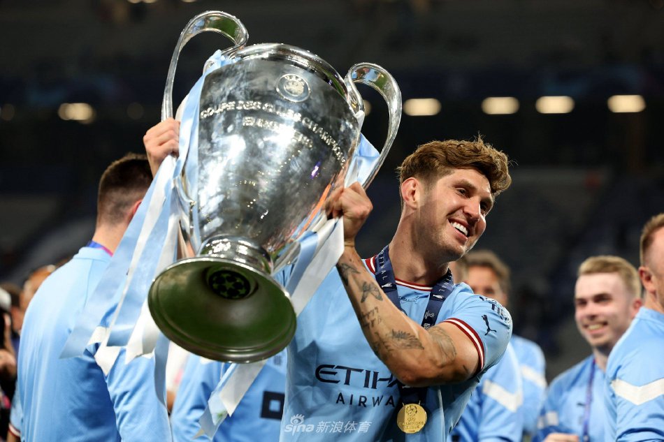 看台上曼城球迷掩面而泣，历经漫长等待终圆梦欧冠，这一刻所有情感都化作泪水