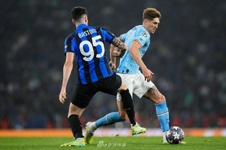 瓜迪奥拉深情亲吻欧冠奖杯，如释重负的喜悦与过往所有压力在此刻全然释放