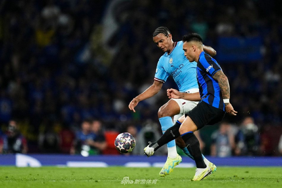 全队簇拥着奖杯留下历史性合影，每一张笑脸都是对这个辉煌赛季的最好注解