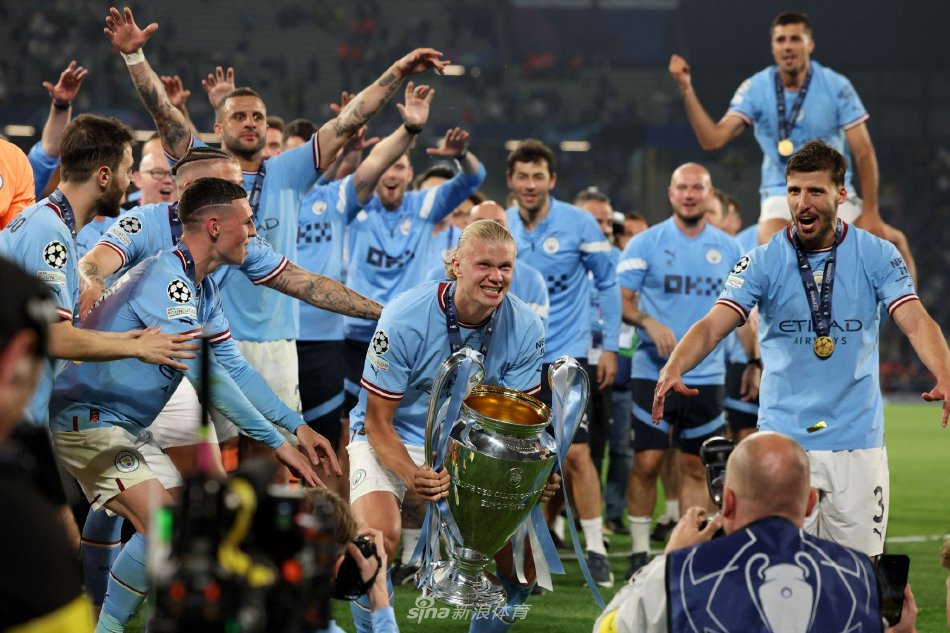 队长京多安率先高举起巨大欧冠奖杯，银色光芒与蓝色纸屑交织，宣告欧洲新王加冕