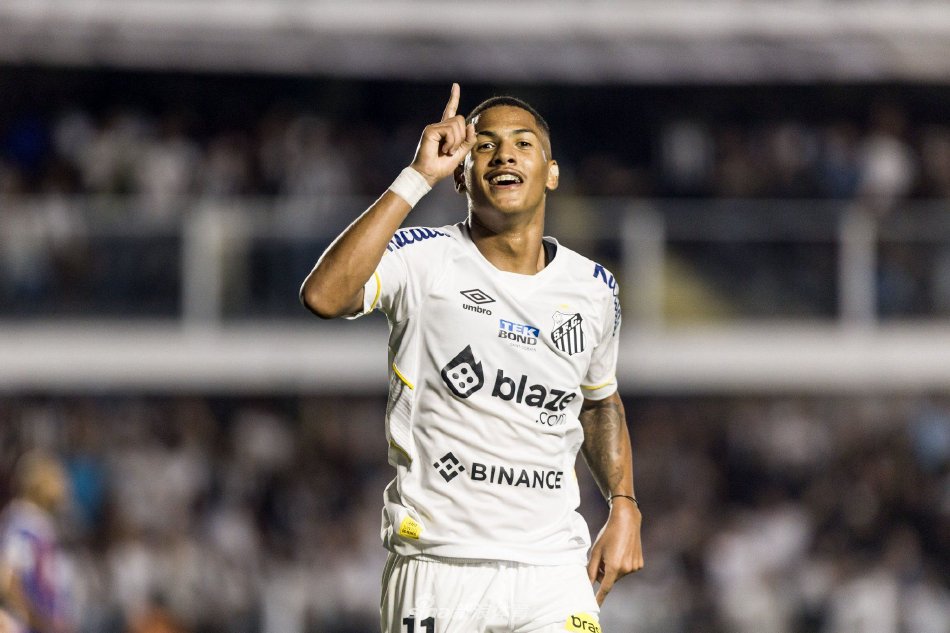 少年在科尔巴姆训练基地草坪上舒展身姿，背后是切尔西标志性的训练设施