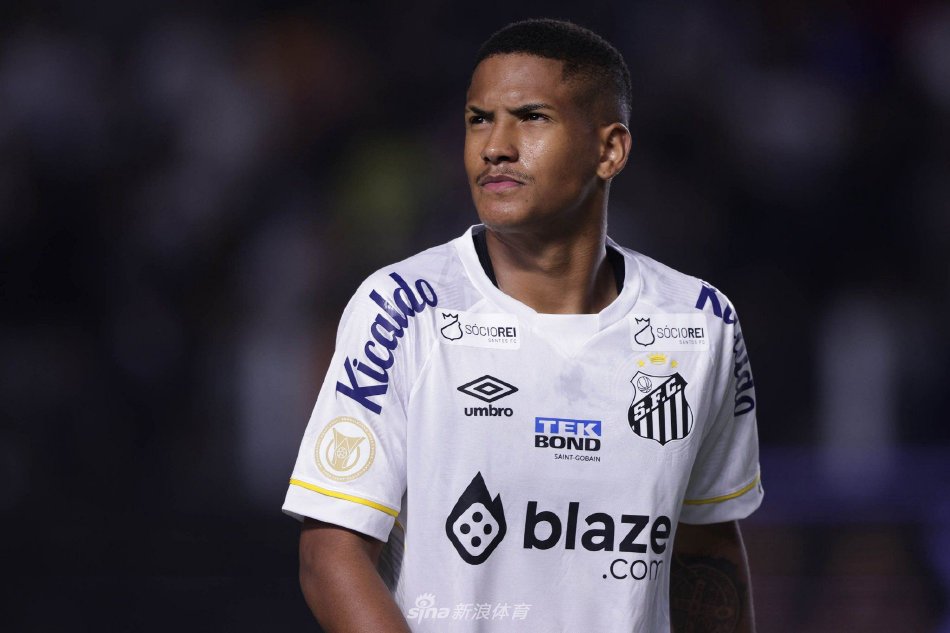 少年仰望斯坦福桥球场看台，眼神中充满对未来的憧憬与坚定决心