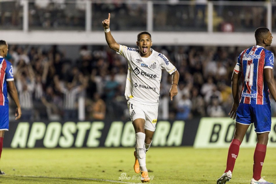 安热洛在签约仪式上认真审视合同条款，身旁经纪人微笑注视这个重要时刻