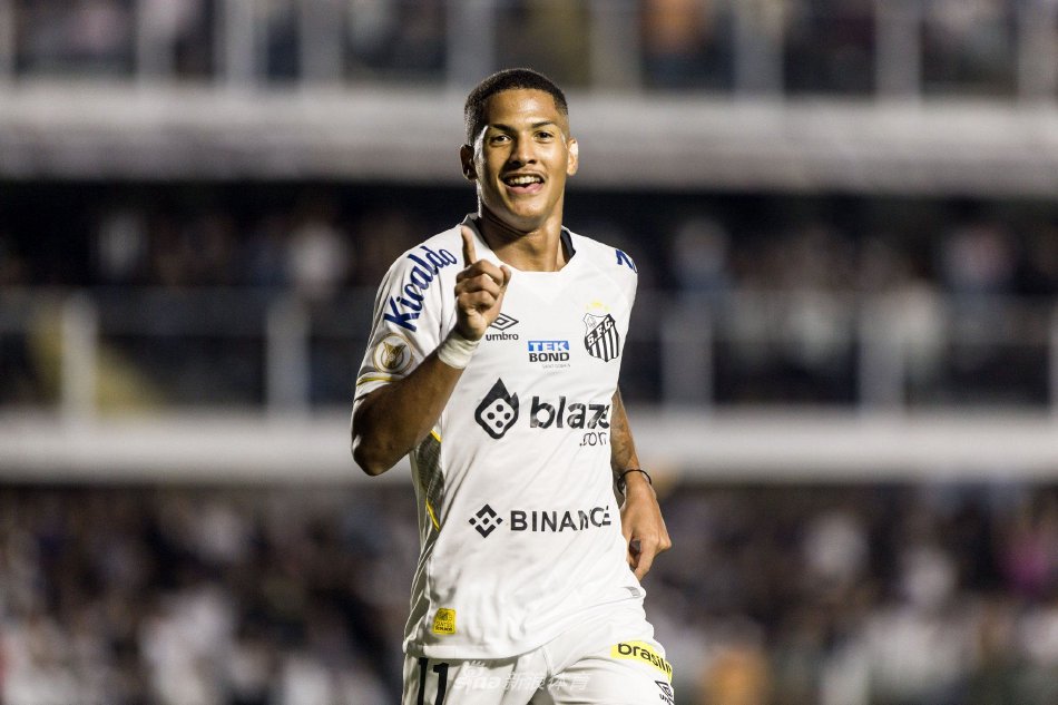 安热洛与俱乐部官员握手合影，蓝色背景板前定格职业生涯转折瞬间