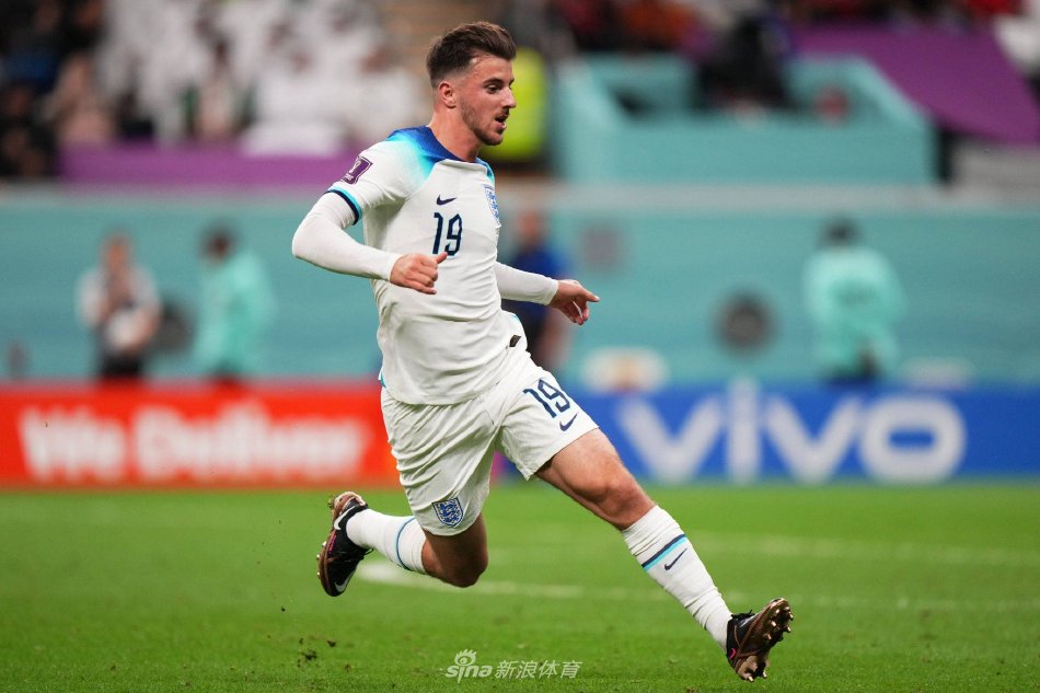 芒特独自走在曼联主场空旷的走廊中，他的背影坚定地迈向球场出口，仿佛正从过往走向一个充满光明的未来