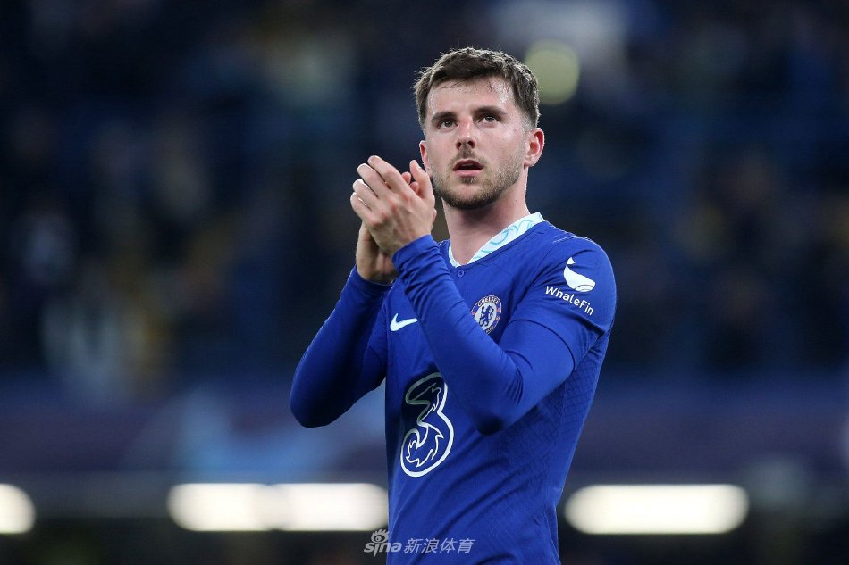 芒特在新闻发布会上认真回答记者提问，面前摆满了话筒，标志着这笔转会引起的巨大关注