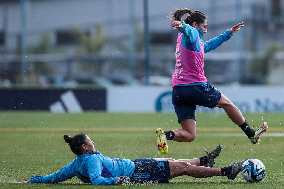 全队围成一圈进行战术部署，队员们神情专注聆听主帅指导，凝聚的力量在圆圈中心无声激荡。