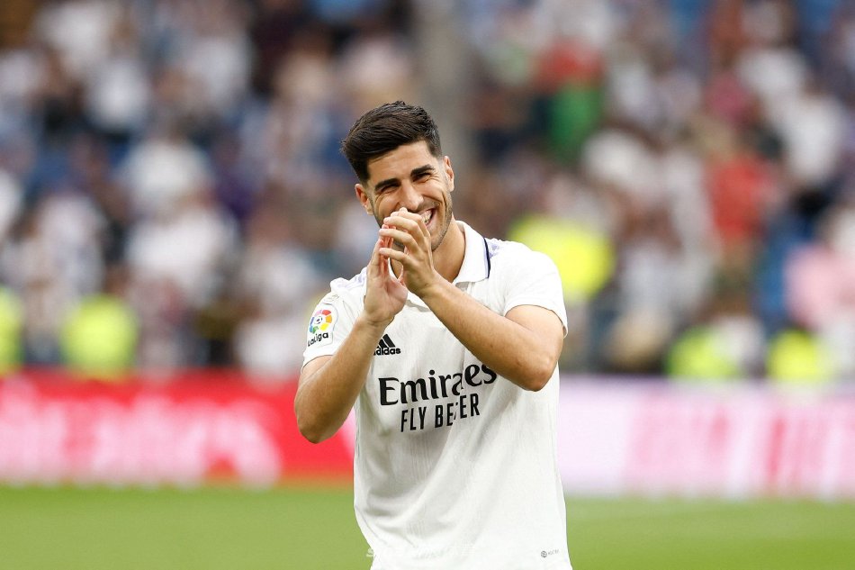 阿森西奥站在印有巴黎圣日耳曼巨大队徽的墙壁前，眼神坚定地望向远方