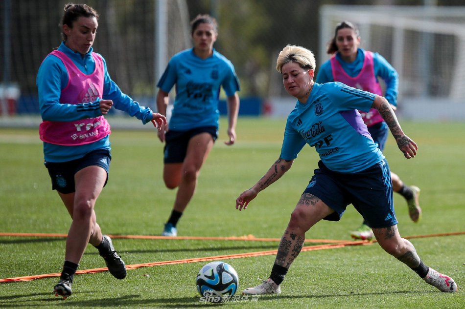 训练结束后队员们携手离场，夕阳为她们的背影镀上金边，步伐坚定地迈向梦想的世界杯舞台。