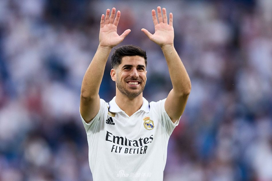 阿森西奥与象征巴黎的埃菲尔铁塔模型合影，寓意着个人与城市的新联结