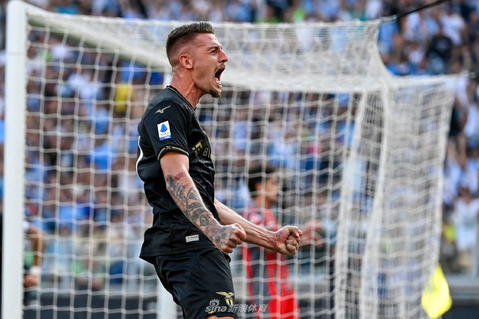 米林科维奇在新闻发布会上微笑发言，背后是拉齐奥与利雅得新月的队徽，象征着交接与传承